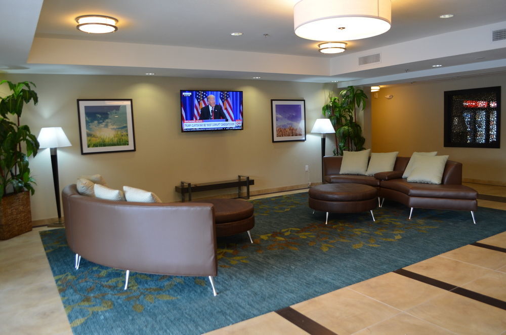 Candlewood Airport By Ihg Hotel